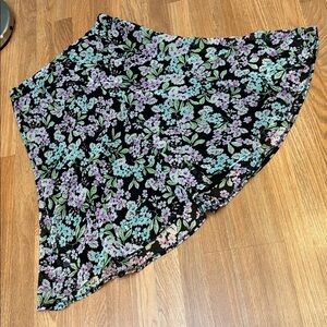 Vintage 1990’s Sag Harbor black with a lavender, teal floral midi skirt. Size M.